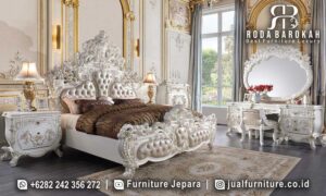 Lagi Viral Tempat Tidur Ukir Mewah dengan rangka kayu jati dan finishing cat duco gold, sempurnakan kamar tidur utama Anda dengan nuansa elegan dan mewah.