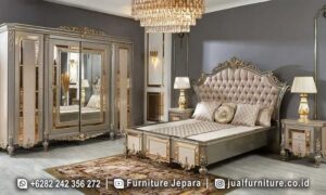 Diskon Spesial Furniture Kamar Tidur Baroque Langsung Pakai FS-713, terbuat dari kayu jati dengan finishing gold leaf dan storage drawer, sempurna untuk nuansa elegan di ruang Anda.