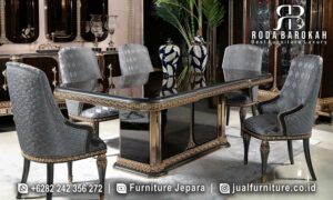 Favorit Meja makan klasik Nyaman Dipakai FS-708 dari kayu jati dengan kaki berhias emas dan busa jok tebal, sempurna untuk ruang makan elegan Anda.
