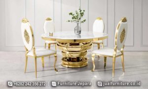 Tersedia Sekarang Ruang Makan Stainless Gold Bisa Custom FS-719 dengan meja putar elegan, kaki spiral berlapis gold, dan kain bludru putih, sempurna untuk rumah modern Anda.