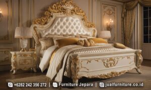 Toko Online Furniture Klasik Jepara Produk Laris FS-715 menawarkan tempat tidur kayu jati dengan ukiran emas dan finishing lukisan emas, menghadirkan nuansa mewah di kamar Anda.