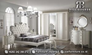 Belanja Hemat Set Kamar Ukir Mewah Produk Terbaik FS-798 terbuat dari kayu jati dengan finishing lac, menciptakan nuansa elegan dan minimalis untuk tidur nyaman Anda.