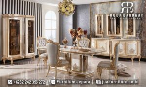 Best Seller Meja Makan Klasik Sentuhan Mewah FS-802 terbuat dari kayu jati dan finishing doff gold, memberikan nuansa elegan dan tahan lama untuk ruang makan Anda.