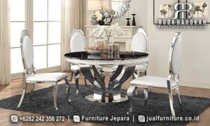 Harga Spesial Meja Makan Stainless dengan kaki desain melengkung dan kain bludru putih, sempurna untuk nuansa elegan dan modern ruang makan Anda.