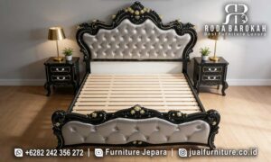 Langsung Kirim Tempat Tidur Jati Desain Modern FS-786 hadir dengan rangka kayu jati finishing lac dan sandaran kepala tinggi berkain bludru, sempurna untuk nuansa elegan di kamar Anda.