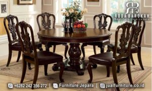 Top Pilihan Meja Makan Jati Natural Anti Rayap FS-792 hadir dengan desain klasik elegan, kaki meja ukiran motif flora, dan busa jok tebal untuk kenyamanan keluarga.