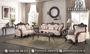 Sofa Tamu Florentina Mewah hadir dengan rangka kayu jati dan pilar ukiran elegan, menjadikan ruang tamu Anda lebih klasik dan nyaman.
