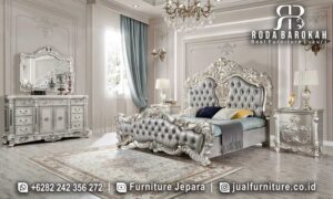 Tempat Tidur Mewah Aurora dengan rangka kayu jati dan finishing perak, menghadirkan nuansa klasik yang elegan untuk pengalaman tidur nyaman di rumah Anda.