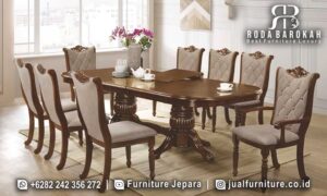 Harga Meja Makan Jati dengan desain Barok mewah dan ukiran halus, terbuat dari kayu jati plitur elegan, sempurna untuk acara formal Anda.