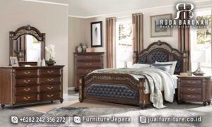 Kamar Mewah King Jati dengan ornamen emas dan sandaran kepala berlapis bludru, memberikan sentuhan elegan untuk tidur yang nyaman dan gaya klasik.