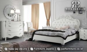 Tempat Tidur Desain Modern Material Lokal FS-893 dari kayu jati dengan finishing cat duco dan ukiran mewah, sempurna untuk hunian minimalis Anda.