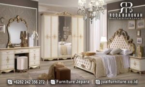 Limited Edition Kamar Mewah Terbaru dengan tempat tidur kayu jati, sandaran kepala berukir, dan finishing cat duco emas, sempurna untuk hunian klasik elegan Anda.