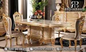 Pengrajin Meja Makan Royal Mewah Kayu Mahoni FS-888 menawarkan keanggunan klasik Eropa dengan pilar ukiran dan kaki meja hiasan berfinishing lukisan emas.