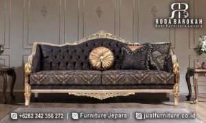 Sale Kursi Sofa Ukir Gold merupakan produk dengan rangka kayu jati dan kain bludru, ideal untuk menambah sentuhan mewah pada ruang tamu Anda.