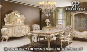 Stok Set Meja Makan Mewah Klasik buatan lokal FS-887 terbuat dari kayu jati dengan finishing cat duco gold dan kaki meja ukiran, sempurna untuk dekorasi klasik modern.