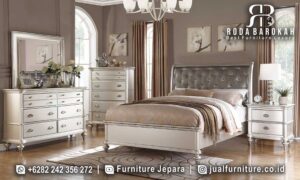 Tempat Tidur Queen Mewah dilengkapi laci penyimpanan, sandaran kepala empuk, dan rangka kayu Mahoni dengan finishing cat duco putih mengkilap untuk nuansa elegan.