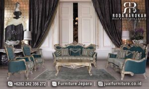 Vintage Sofa Tamu Gloria Mewah hadir dengan rangka kayu jati berkualitas, dilapisi kain fabric elegan warna hijau tosca dan finishing gold doff, sempurna untuk tampilan klasik Eropa.