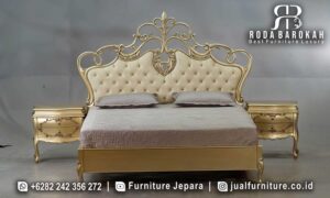 Kamar Tempat Tidur Mewah Tudor Bernuansa Elegan FS-940, hadir dengan desain ukiran klasik barok, rangka besi hollow, dan finishing cat emas mengkilap yang menawan.