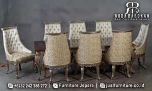 Meja Makan Mewah Brescia Tampilan Elegan FS-941 hadir dengan kayu jati ukiran halus dan finishing HPL gold, sempurna untuk menciptakan suasana elegan di ruang makan Anda.