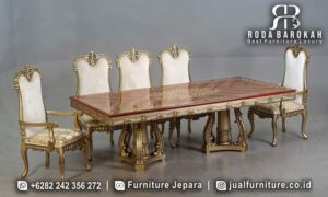 Meja Makan Mewah Jati Imperiale Rakitan Presisi FS-942 hadir dengan desain barok ukiran klasik dan rangka besi hollow berfinishing emas, ideal untuk ruang makan formal Anda.
