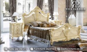 Tempat Tidur Dominic Mewah menampilkan kayu jati dengan finishing Halaman Gold dan kain bludru elegan, siap hadirkan kemewahan klasik di kamar Anda.