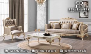 Trending Sofa Tamu Mewah Caspiano hadir dengan kayu jati dan kain bludru, menawarkan desain klasik berukir emas yang elegan untuk ruang tamu yang mewah.