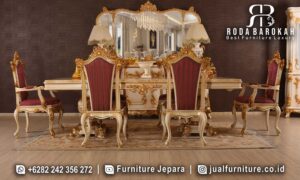 Best Seller Meja Makan Mewah Castello Detail Ornamen FS-979 terbuat dari kayu jati dengan finishing lac, dihiasi ornamen ukiran dan kain bludru elegan yang menambah nuansa klasik.