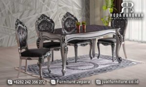 Desain Meja Makan Mewah Ukir menampilkan kayu jati dengan finishing doff dan kaki meja ukiran elegan, sempurna untuk nuansa klasik modern di rumah Anda.