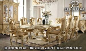 Desain Set Meja Makan Mewah Santorini dengan kayu jati dan finishing doff gold, pahat ukiran elegan, sempurna untuk menciptakan nuansa mewah di rumah Anda.