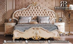 Desain Tempat Tidur Mewah Ferrara Stabil Kokoh FS-951 hadir dengan rangka kayu jati lukisan emas dan padded headboard, menjadikan kamar tidur Anda lebih elegan dan mewah.