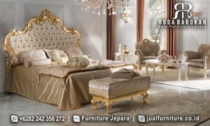 Desain Tempat Tidur Mewah Gold Brescia Bernuansa Antik FS-964 terbuat dari kayu jati dengan finishing emas dan sandaran kepala tinggi, sempurna untuk nuansa klasik modern.