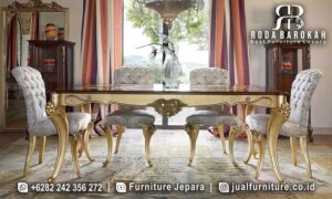 Jual Meja Makan Mewah Jepara Castello Sentuhan Klasik FS1004 terbuat dari kayu jati dengan kaki ukiran emas, sempurna untuk memberikan nuansa elegan di ruang makan Anda.