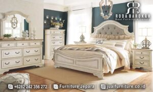 Jual Tempat Tidur Desain Modern Cortile Konstruksi Solid FS1022 terbuat dari kayu jati dan dilapisi fabric elegan, ideal untuk menambah pesona kamar tidur Anda.