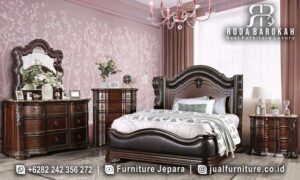Jual Tempat Tidur Jati Jepara dengan detail ukiran kayu elegan, finishing glossy brown, dan busa jok high density, sempurna untuk gaya klasik Anda.