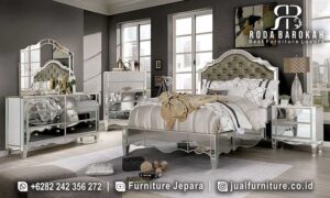 Jual Tempat Tidur Mewah Jepara dengan ukiran tangan FS1082 menggoda, dilengkapi headboard tufted dan bahan besi hollow finishing chrome yang elegan.