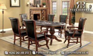Meja Makan Jati Mewah Classico Kesan Eksklusif FS1027 hadir dengan desain bundar dari kayu jati coklat tua, dilengkapi roda pada kaki untuk kemudahan mobilitas dan nuansa elegan.