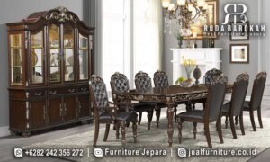 Meja Makan Jati Natural Mewah menghadirkan desain klasik Eropa dengan kaki gaya klasik dan pahat ukiran emas, ideal untuk nuansa elegan dan mewah di rumah Anda.