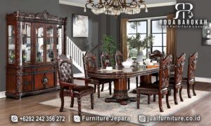 Meja Makan Jepara Jati Bourbon Kesan Elegan FS1001, terbuat dari kayu jati dengan finishing Holz, menghadirkan nuansa klasik Eropa yang elegan dan tahan lama.