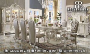 Meja Makan Jepara Mewah Louis Produk Terjamin FS1037 hadir dengan kayu jati berkualitas, finishing putih glossy, dan desain klasik Eropa yang elegan serta tahan lama.