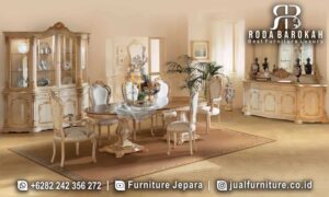 Meja Makan Jepara Mewah Magnifico Standar Ekspor FS1098 terbuat dari kayu jati dengan finishing Lacquer Gold dan tiang tengah ukiran, menambah kemewahan di ruang makan Anda.