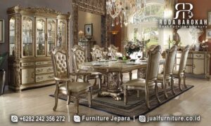 Meja Makan Klasik Jepara Bergamo Ukiran Detail FS1014 hadir dengan pilar ukiran elegan dari kayu jati, menjadikan momen makan Anda lebih mewah dan nyaman.