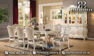 Meja Makan Klasik Mewah Amalfi Motif Elegan FS1064 hadir dengan kayu jati dan kain bludru yang elegan, menciptakan suasana mewah dan tahan lama untuk setiap sajian.