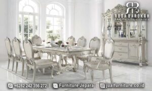 Meja Makan Klasik Mewah Lucca Pengerjaan Halus FS1088 terbuat dari kayu jati dengan finishing doff silver, hadirkan nuansa elegan dalam setiap momen makan Anda.