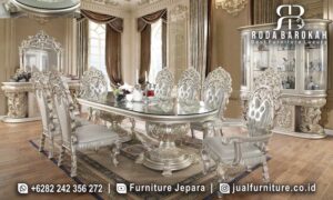 Meja Makan Mewah Klasik Imperiale Desain Antik FS1073, dengan kaki meja berukir dan kain bludru, sempurna untuk menciptakan suasana elegan di rumah Anda.