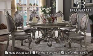 Meja Makan Mewah Klasik Monaco Produk Berkualitas FS1052 dari kayu jati dengan finishing silver glossy, memberikan nuansa elegan untuk momen makan keluarga.