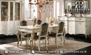Meja Makan Mewah Mewah Palazzo Konstruksi Solid FS1097 hadir dengan kaki ukiran kayu jati dan finishing doff gold, sempurna untuk menambah kesan elegan dalam ruang makan Anda.