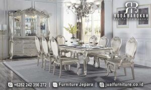 Meja Makan Mewah Montmartre Ornamen Elegan FS1049 terbuat dari kayu jati dengan kaki ornamen, menciptakan nuansa klasik modern yang elegan di ruang makan Anda.