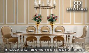 Meja Makan Mewah Viennese Buatan Jepara FS-953 dengan kaki meja ukiran dan finishing gold doff, sempurna untuk menambah nuansa elegan di ruang makan Anda.