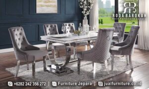 Meja Makan Stainless Minimalis Mewah Ferrara Kesan Elegan FS1062 hadir dengan kaki stainless steel melengkung dan busa density tinggi, sempurna untuk menciptakan suasana modern di ruangan Anda.