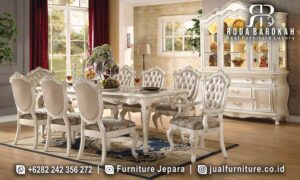 Model Meja Makan Mewah Mantova Bahan Berkualitas FS1013, terbuat dari kayu jati dengan ukiran klasik, sempurna untuk menambah nuansa elegan di ruang makan Anda.